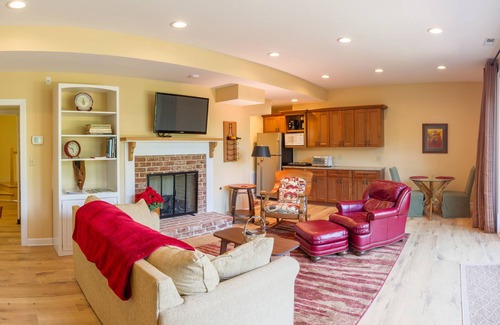 Ivy House | Martin Suite · Martin Suite | Views & Close to Heart of Cville