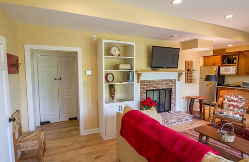 Ivy House | Martin Suite · Martin Suite | Views & Close to Heart of Cville