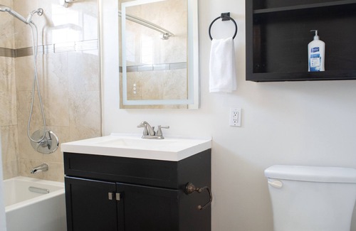 Mid-Wilshire House | martini suite