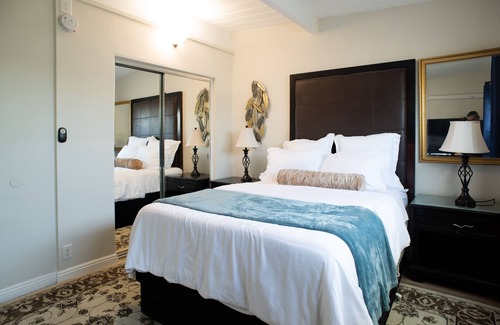 Mid-Wilshire House | martini suite