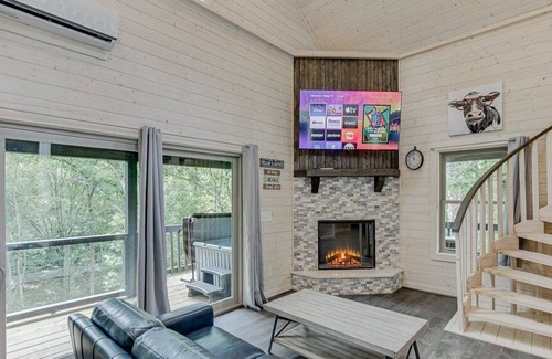 Cleveland House | Marvel Falls Treehouse Near Helen, Georgia