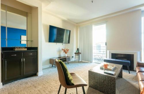 Miracle Mile Apartment | Marvelous 2BR 2BA Apartment