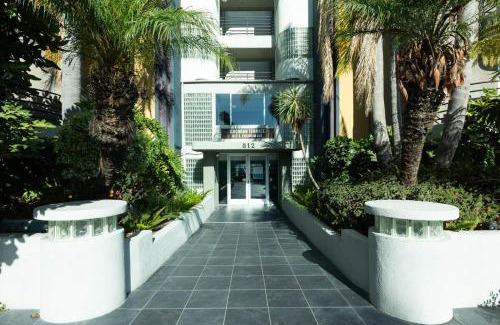 Miracle Mile Apartment | Marvelous 2BR 2BA Apartment