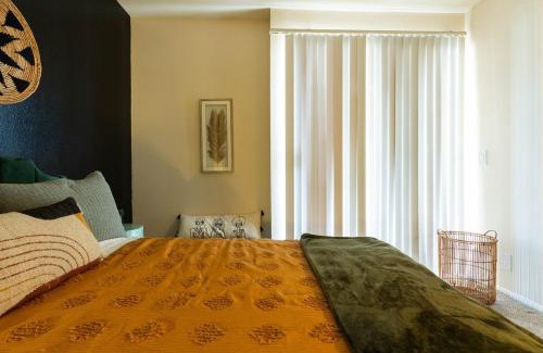 Miracle Mile Apartment | Marvelous 2BR 2BA Apartment