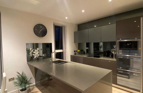 London Borough of Hounslow Apartment | Marvelous 3 Bed Penthouse in Kewbridge