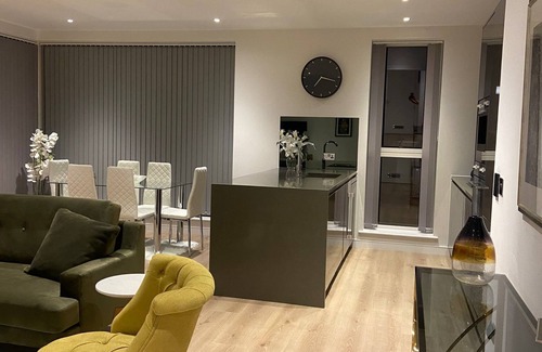 London Borough of Hounslow Apartment | Marvelous 3 Bed Penthouse in Kewbridge