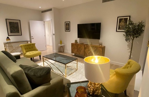 London Borough of Hounslow Apartment | Marvelous 3 Bed Penthouse in Kewbridge