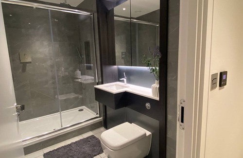 London Borough of Hounslow Apartment | Marvelous 3 Bed Penthouse in Kewbridge