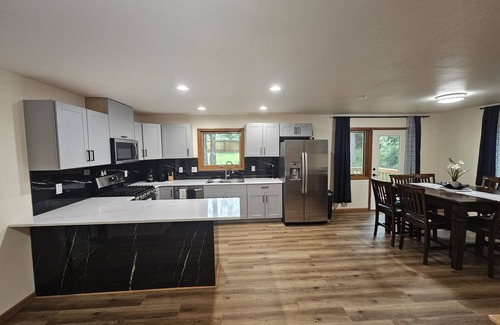 Sand Lake House | Marvelous 4-bedroom house in Anchorage with lake access, fully renovated in 2024