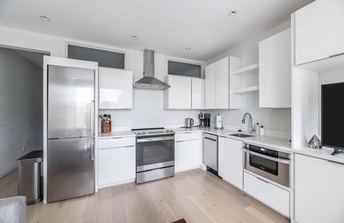 H Street Corridor Apartment | Marvelous H Street 1BR w/W/D, nr Light Rail Station, by Blueground