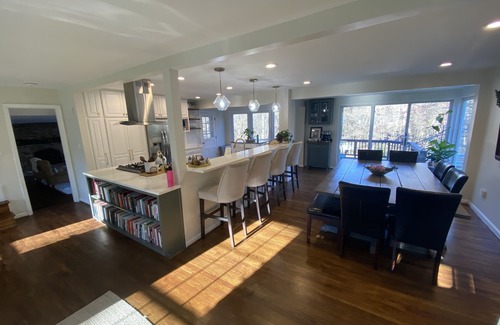 Lake Barcroft House | Marvelous Home in Gorgeous Neighborhood Near DC