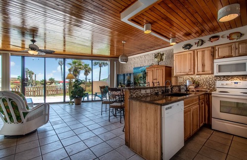 Port Aransas Condo | Mary`s Beachfront Condo @ The Mayan Princess
