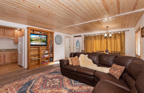 Boulder Bay Cabin | Mary's Lake Cabin by Destination Big Bear : Walk to the Lake and Boulder Bay Park! Game Room!