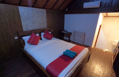 Moyo Hotel | Maryan Moyo Bungalows and resto