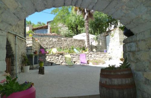 Brujas Bed & Breakfast | Mas les Dolmens Chambres et table d'hôtes