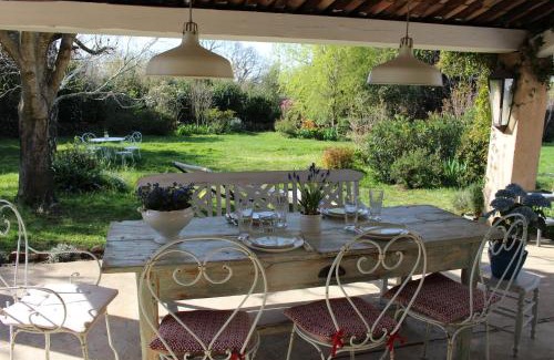 La Bruguiere Villa | Mas Les Romarins, 10 min d'Uzès, piscine et grand jardin clos, jeux, nid de repos et base pour activités dans le Gard