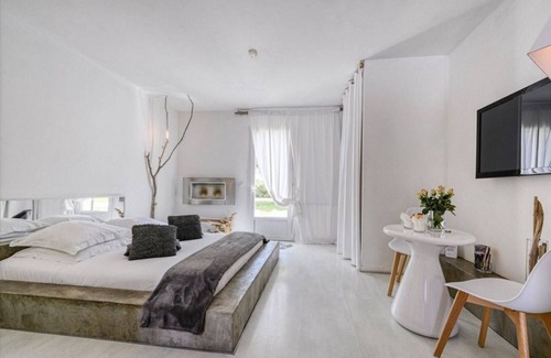 Saint-Laurent-d'Aigouze Bed & Breakfast | Mas Sainte Marie - Private Hot Tub Suites