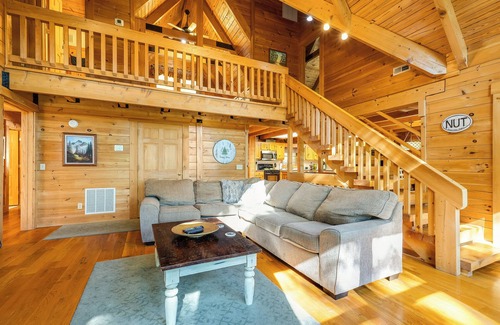 McGaheysville Cabin | Massanutten Resort log home slope views-Walk to slopes and amenities
