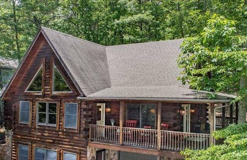 McGaheysville Cabin | Massanutten Resort log home slope views-Walk to slopes and amenities