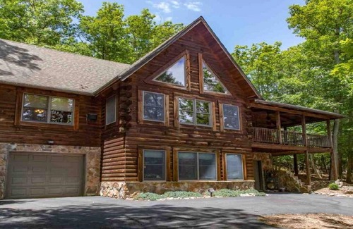 McGaheysville Cabin | Massanutten Resort log home slope views-Walk to slopes and amenities