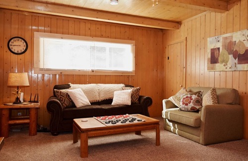 Red River Cabin | Massey's River Retreat - In Town - Secluded - On the River - NO STAIRS - Washer/