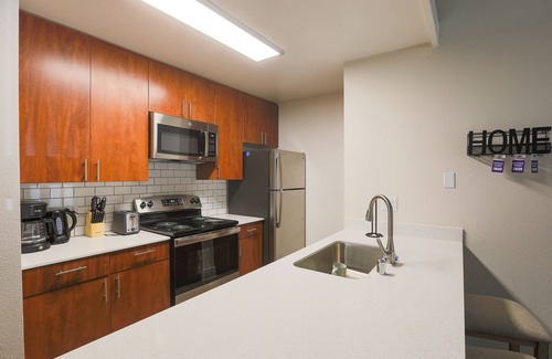 Ivey Ranch - Rancho Del Oro Apartment | Massive 2 Bedroom Oceanside Apartment+GYM+Pool+Spa+King bed+2 Queen beds