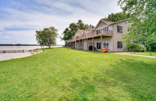 Howard Lake House | Massive 3 bedroom on the Lake!