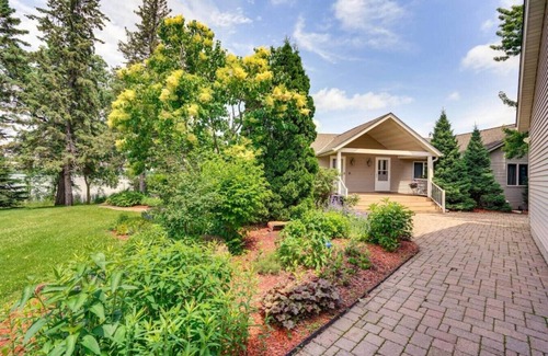 Howard Lake House | Massive 3 bedroom on the Lake!
