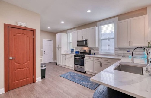 Baltimore House | Massive 5 bedroom with a gameroom!