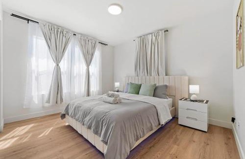 Hayward House | Massive 8BR Home in Hayward with AC Free Parking