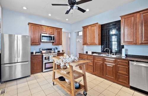The Gate House | Massive Downtown Area Home. sleeps 14