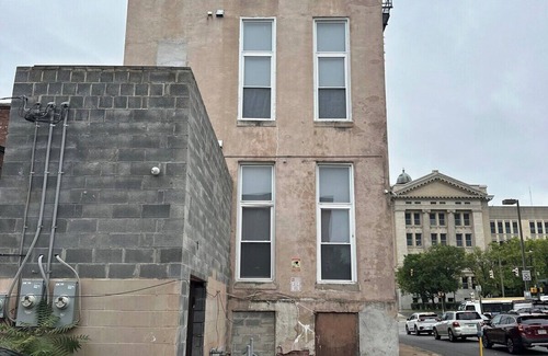 Downtown Baltimore Apartment | Massive Downtown Penn Station apt w/parking