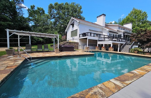 Gainesville House | Massive Lakefront Mansion, 7BR/6BA 11 beds, private pool & dock, 9200sqft+
