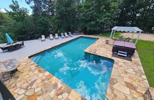 Gainesville House | Massive Lakefront Mansion, 7BR/6BA 11 beds, private pool & dock, 9200sqft+