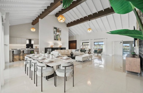 Malmok Villa | Massive Oceanfront Villa - Spa - Sauna - Gameroom - Malmok!