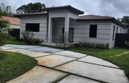 El Portal House | Massive rooms and living spaces. Great for