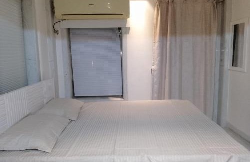 Khar Apartment | Master bedroom 1 a