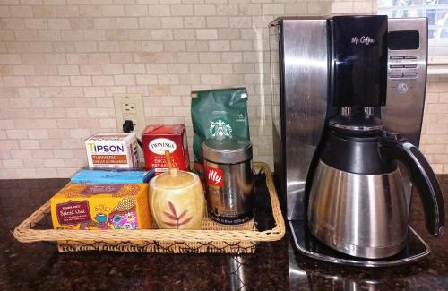 San Marcos Bed & Breakfast | Master Bedroom with King Bed-FREE-WiFi-Snack-Parkg in Relaxing Oasis