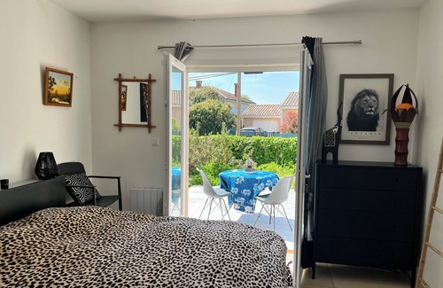 Gaillac Bed & Breakfast | Master suite in single-storey house with terrace