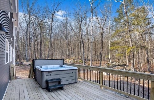 Lackawaxen Ski Chalet | Masthope Mountain Community Just Built- Sprawling Chalet w/ Hot Tub