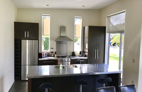 Matapouri House | Matapouri Beach Hut, Tutukaka Coast. Pleasant 10 minute walk to beach