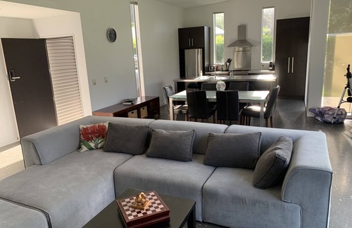 Matapouri House | Matapouri Beach Hut, Tutukaka Coast. Pleasant 10 minute walk to beach