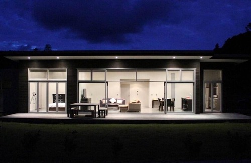 Matapouri House | Matapouri Beach Hut, Tutukaka Coast. Pleasant 10 minute walk to beach