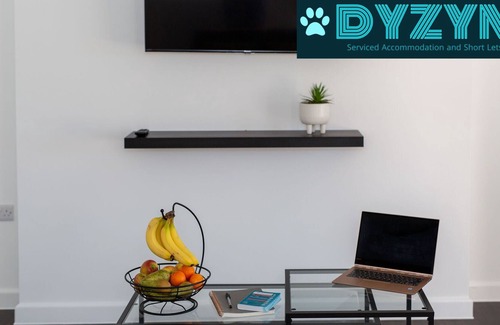 Newport Apartment | Mathieson House 1 - Garden - Parking - By DYZYN