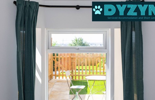 Newport Apartment | Mathieson House 1 - Garden - Parking - By DYZYN