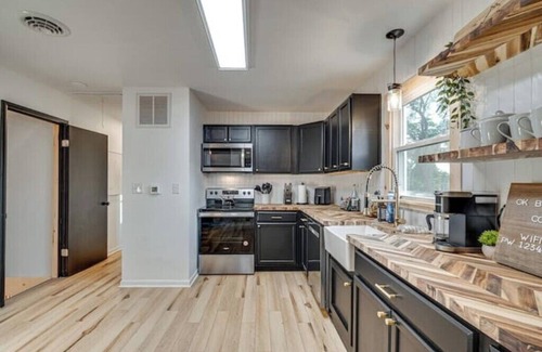 Stanley Cabin | Mattis Getaway! Hot Tub Movie room Mt View EVCharger