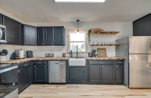 Stanley Cabin | Mattis Getaway! Hot Tub Movie room Mt View EVCharger