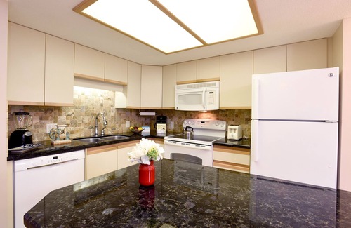 Kihei Condo | Maui Banyan king, 2 bathroom, steps to Kamaole beach, sleeps 4 - No parking fee