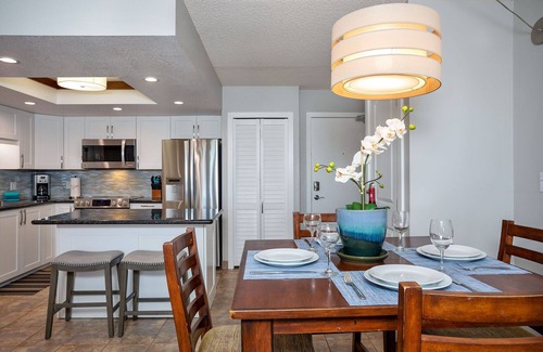 Kihei Condo | Maui Banyan Remodeled Top Floor - Steps to Beach and Shopping