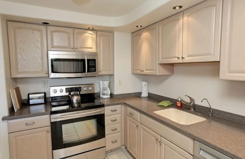 Kihei Condo | Maui Parkshore #304 Gorgeous, Partial Ocean View, Across Kamaole Beach III